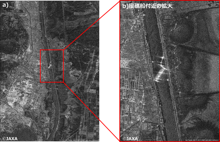 3月26日 10時23分(標準時)の「だいち2号」搭載の合成開口レーダ(PALSAR-2)画像。a) スエズ運河付近、b) a)座礁船付近を拡大したもの。